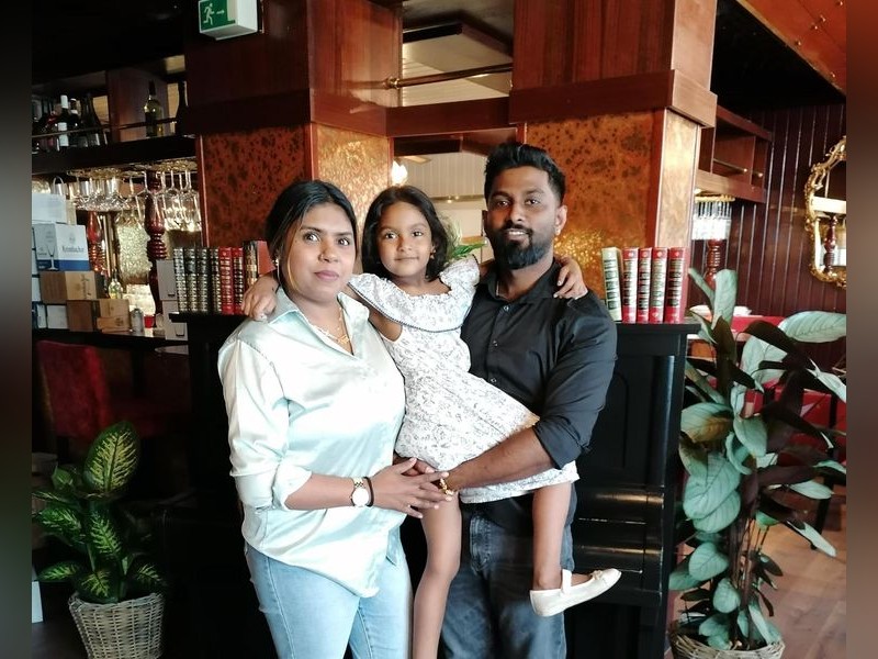 Thanujan und Venuja mit ihrer Tochter in Unser Restaurant